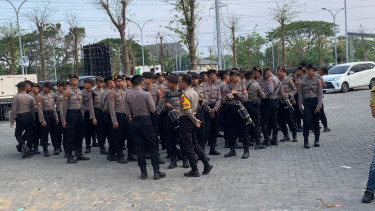 Sejumlah polisi berjaga di luar gedung Graha Unesa lokasi debat kandidat Pilgub Jatim.
