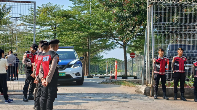 Pengamanan personel Polres Bandara Soetta, Tangerang di area pontu masuk gedung VIP, Terminal 3, Bandara Soekarno-Hatta