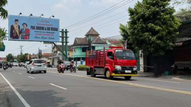 Marak pemasangan baliho dan spanduk untuk menyambut kepulangan Jokowi ke rumah pribadinya di Solo usai purna tugas.