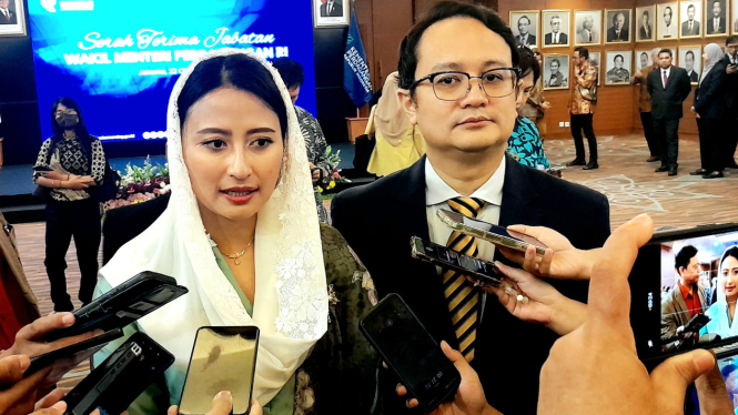 [dok. Wamendag periode 2019-2024, Jerry Sambuaga, bersama Wamendag periode 2024-2029, Dyah Roro Esti, usai melaksanakan sertijab di kantor Kementerian Perdagangan, Jakarta Pusat, Selasa, 22 Oktober 2024]