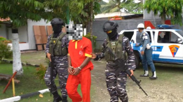 VIVA Militer: Prajurit TNI AL amankan kurir ganja kering di Pelabuhan Jayapura