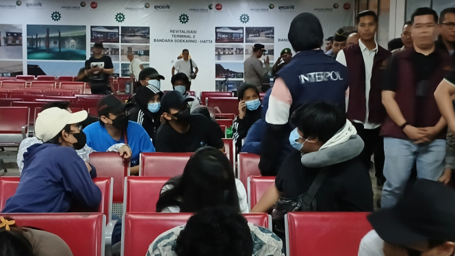 Wni yang terlibat perusahaan judi online tiba di bandara soetta