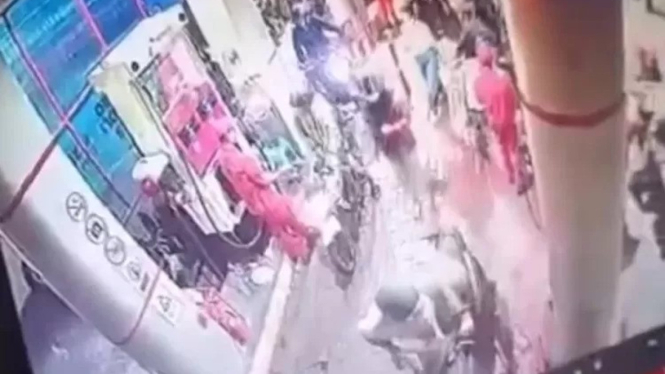 Tangkapan layar motor terbakar saat isi bensin