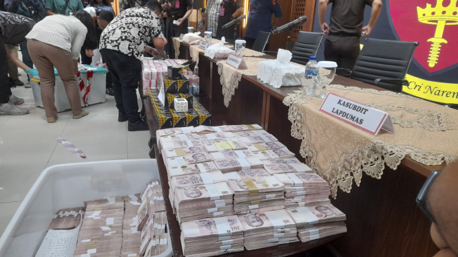 Uang ratusan miliar nyaris 1 triliun dari eks pejabat MA Zarof Ricar