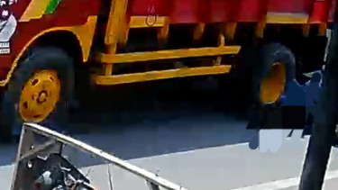 Pemotor wanita tertabrak truk di Serua, Tangsel, usai pengemudi truk gagal nyalip