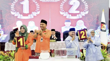 Pasangan calon Rio-Ulfiyah dan Karna Suswandi-Nyai Khoirani 