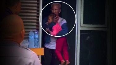 VIVA Militer: Serda Wahyu selamatkan anak