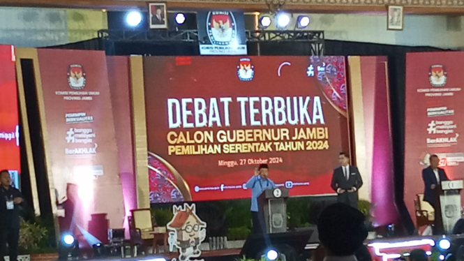 Debat Pilgub Jambi, Cagub Al Haris saat Bertanya Kepada Romi Hariyanto.  