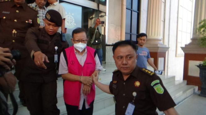 Anggota DPRD Kalbar, Paulus Andy Mursalim ditetapkan sebagai tersangka dan ditahan atas dugaan korupsi pembelian tanah untuk kantor pusat Bank Kalbar, oleh Kejati Kalbar, Pontianak, Senin 5 Oktober 2024.