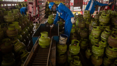 Aktivitas petugas di kapal LPG/c Gas Indonesia II