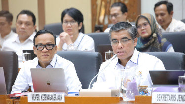 Menaker Yassierli didampingi Wamenaker Immanuel menghadiri Raker Komisi IX DPR