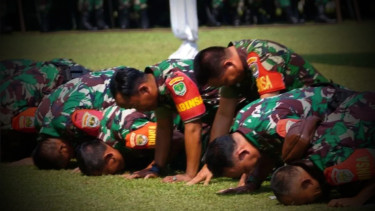 VIVA Militer: Serda Wahyu bersujud