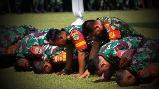 VIVA Militer: Serda Wahyu bersujud