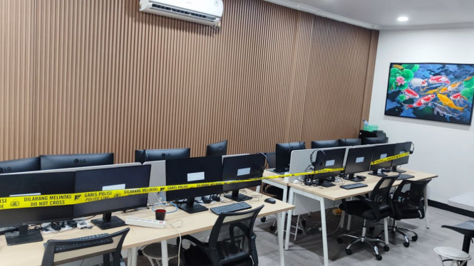 Polisi menggeledah kantor di Bekasi terkait kasus judi online