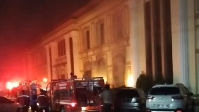 Foto : Gedung Polresta Jambi Tebakar pada Jumat malam, 1 November 2024 Polisi dan Pemadam Kebakaran Berjibaku Memadamkan Api 