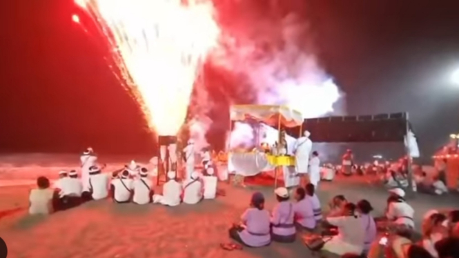 Pesta kembang api oleh Finns Beach Club saat umat Hindu melaksanakan ritual suci di Pantai Berawa (tangkapan layar instagram)