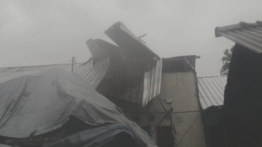 Kondisi rumah warga yang diterjang Puting Beliung di Kuripan, Lombok Barat, Sabtu, 2 November 2024 (Satria)