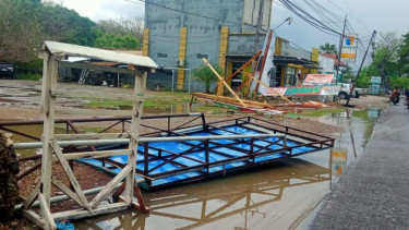 Sebuah papan reklame roboh akibat angin Puting Beliung di Kabupaten Bima, Selasa, 2 November 2024 (BPBD NTB)