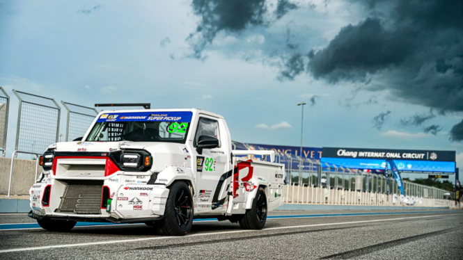 Toyota Hilux Champ versi balap