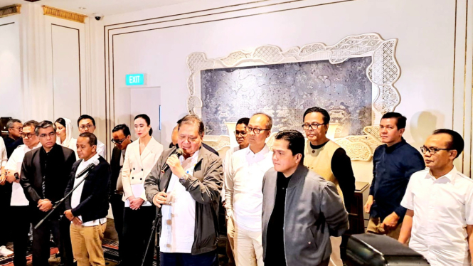 Menteri Koordinator Bidang Perekonomian, Airlangga Hartarto, bersama jajaran menteri ekonomi Kabinet Merah Putih, dalam konferensi pers di kawasan Gatot Subroto, Jakarta Selatan, Minggu, 3 November 2024