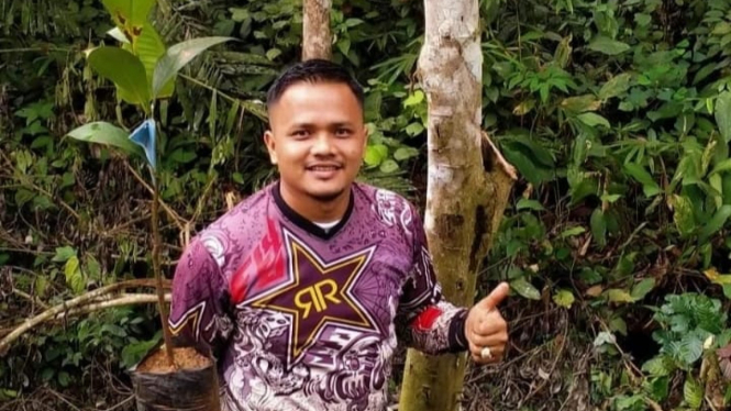 Andrean warga Jalan Bukit Cari, Jorong Koto Tangah, Kantor Wali Nagari  Pematang Panjang, Kecamatan Sijunjung, Kabupaten Sijunjung, Sumatera Barat Larang Warganya Menebang Pohon 