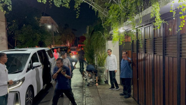 Presiden Prabowo Subianto menemui mantan presiden Joko Widodo di kediaman pribadinya di Solo, Jawa Tengah, Minggu malam, 3 November 2024, kemudian mereka keluar rumah untuk makam malam di Angkringan Omah Semar.