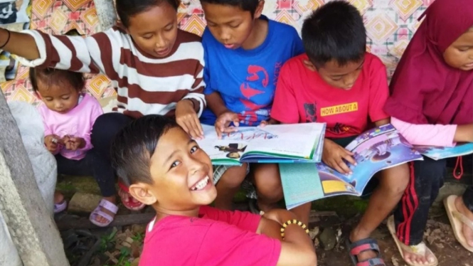 Anak-Anak Warga Sidomulyo, Lampung Selatan, Lampung Belajar Membaca Bersama dari gagasan Khamida.  