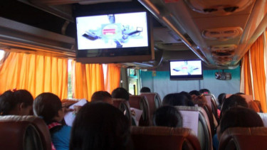 Cinema in the Bus (CiBus) yang menyajikan pemutaran film edukasi terkait kesehatan reproduksi remaja (foto: packard.org)