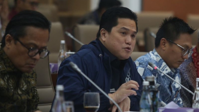Menteri BUMN Erick Thohir (tengah)
