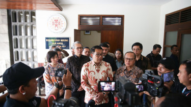 Calon gubernur Jakarta nomor urut 01 Ridwan Kamil menemui Uskup Agung Jakarta Mgr. Ignatius Suharyo (sumber: Tim Media Rido)