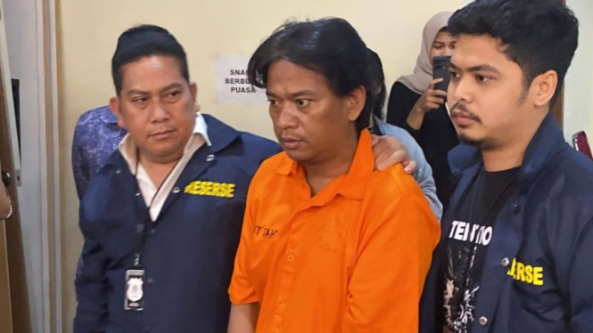 Tersangka FF (43) saat ditampilkan pada konferensi pers di Polda Metro Jaya