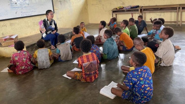 Diana Cristiana Dacosta Ati mengajar di pelosok Papua Selatan.