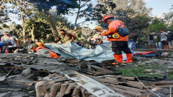 Petugas sedang melakukan evakuasi jenazah korban erupsi Gunung Lewotobi Laki-Laki di Kabupaten Flores Timur.