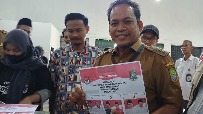 Pj Wali Kota Tangerang, Nurdin saat memperlihatkan surat suara Pilwakot Tangerang