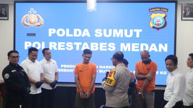 Selebgram dan Youtuber asal Kota Medan, Muhammad Yogik alias Yogik (tengah) (dok Polrestabes Medan)