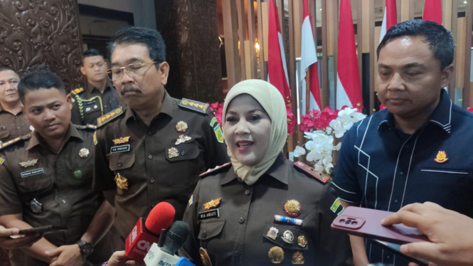 Kepala Kejaksaan Tinggi Jawa Timur Mia Amiati (tengah).