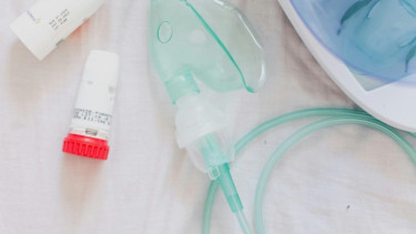 Ilustrasi obat-obatan dan perlengkapan medis untuk penderita asma. (Unsplash.com/Sincerely Media)