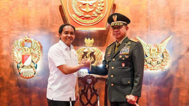 Panglima TNI Jenderal Agus Subiyanto dan Menteri Kehutanan Raja Juli Antoni
