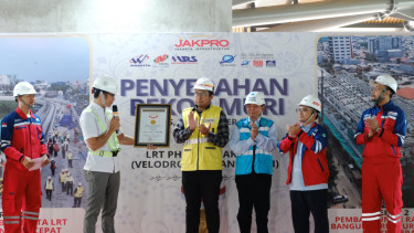 PT Waskita Karya (Persero) Tbk raih dua penghargaan dari MURI di Proyek LRT 