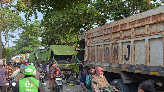 Barang bukti truk yang berada di lokasi kejadian Jalan Salembaran, Teluknaga, Tangerang