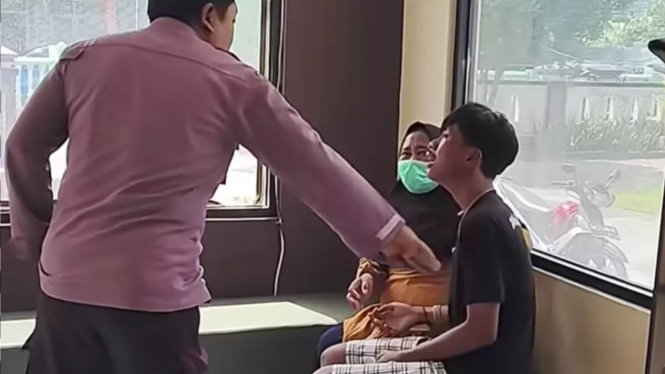 Sulit Dinasihati, Ibu Gorontalo Bawa Anaknya ke Polsek untuk Dibina