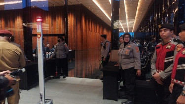 Pengamanan ketat di pintu masuk ruangan debat