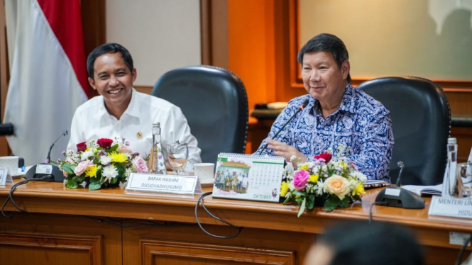 Menhut Raja Juli Antoni (kiri) bersama Hashim Djojohadikusumo (kanan)