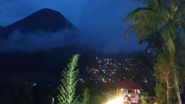 Gunung Lokon tampak dari salah satu destinsi wisata di Kelurahan Kayawu/Woloan.