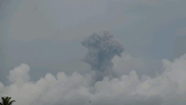 Gunung Ibu di Kabupaten Halmahera Barat erupsi, Sabtu, 2 November 2024.