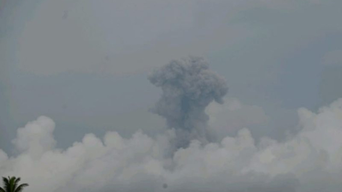 Gunung Ibu di Kabupaten Halmahera Barat erupsi, Sabtu, 2 November 2024.