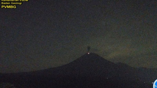 Gunung Semeru erupsi pada Senin pagi, 11 November 2024.