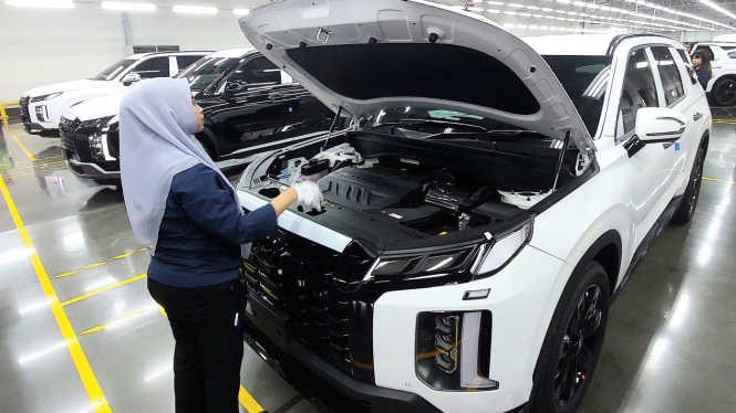 Pekerja wanita di pabrik Hyundai
