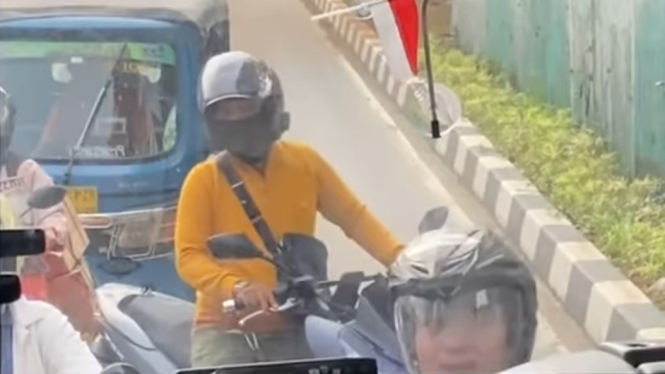 Pemotor lawan arah di jalur busway Jakarta Timur