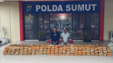 Pelaku bersama barang bukti ganja saat diamankan petugas kepolisian.(dok Polda Sumut)